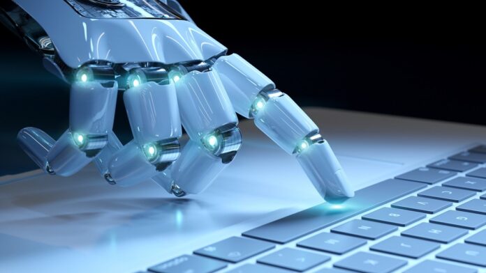Sztuczna inteligencja (AI) - zbliżenie na dłoń cyborga używającego klawiatury komputera. całość w odcieniach bieli i błękitu