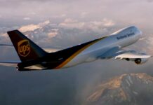 UPS zwolni 12 000 pracowników - Boeing w biało-brązowo-złotych barwach UPS leci wysoko ponad górami.