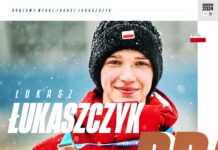 Na zdjęciu polski skoczek narciarski Łukasz Łukaszczyk z brązowym medalem. Duży sukces młodego polskiego skoczka.