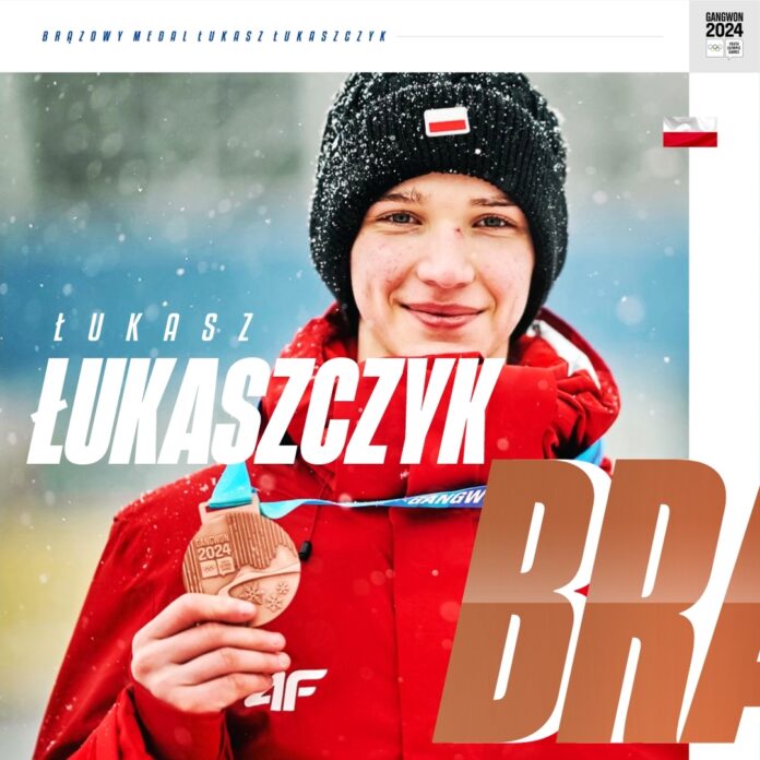 Na zdjęciu polski skoczek narciarski Łukasz Łukaszczyk z brązowym medalem. Duży sukces młodego polskiego skoczka.
