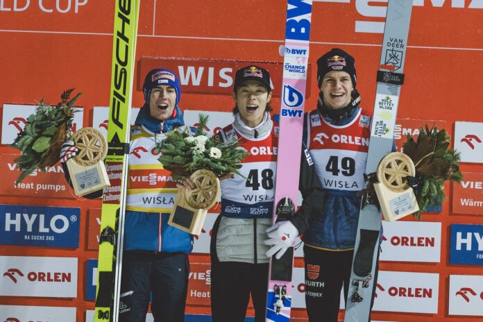 Na zdjęciu skoczkowie na podium w Wiśle. Wisła PolSki turniej w skokach narciarskich.