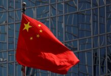 flaga Chin Chińczycy szpiegują Unię Europejską od wielu lat, przejmują technologie oraz dane strategiczne i współpracują z Rosją