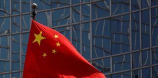 flaga Chin Chińczycy szpiegują Unię Europejską od wielu lat, przejmują technologie oraz dane strategiczne i współpracują z Rosją