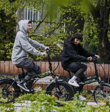 dofinansowanie do roweru elektrycznego, dwóch uśmiechniętych mężczyzn jedzie rowerami elektrycznymi