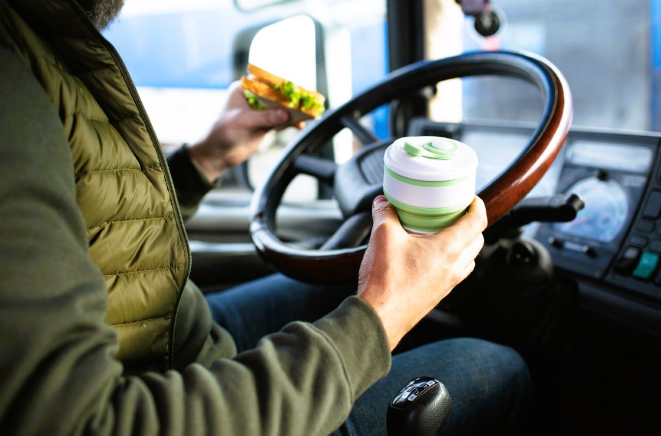 Czy można jeść podczas podróży samochodem?