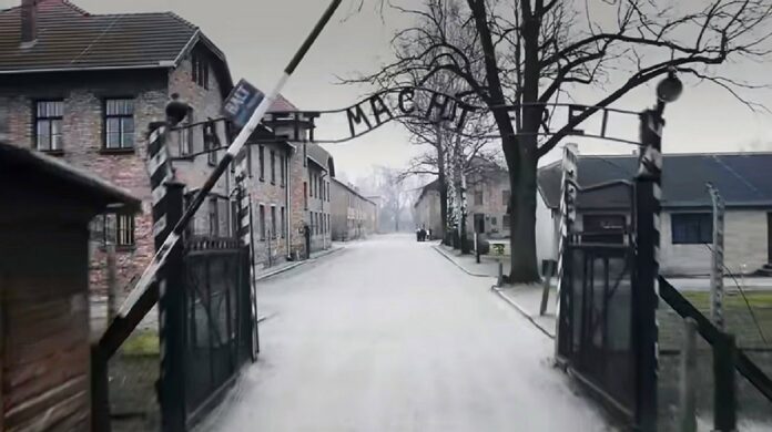 kontrowersyjny film Komisji Europejskiej, brama wjazdowa do obozu koncentracyjnego