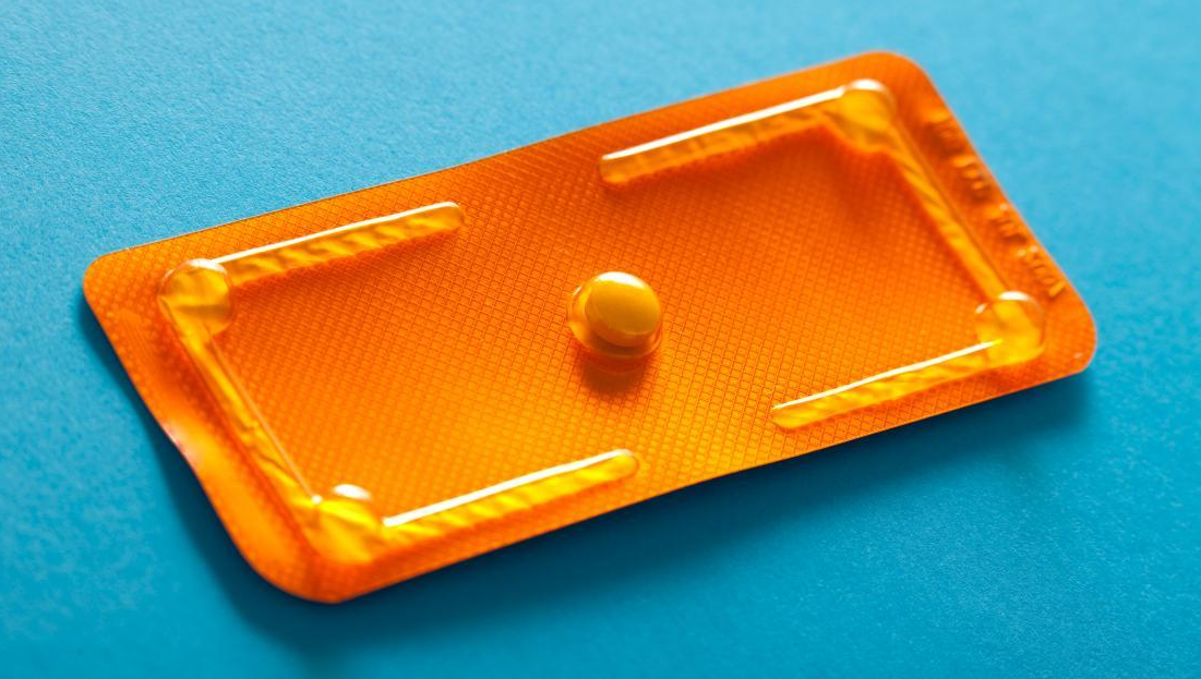 Pigułka “dzień po” bez recepty w Polsce? Donald Tusk zapowiada zmiany.