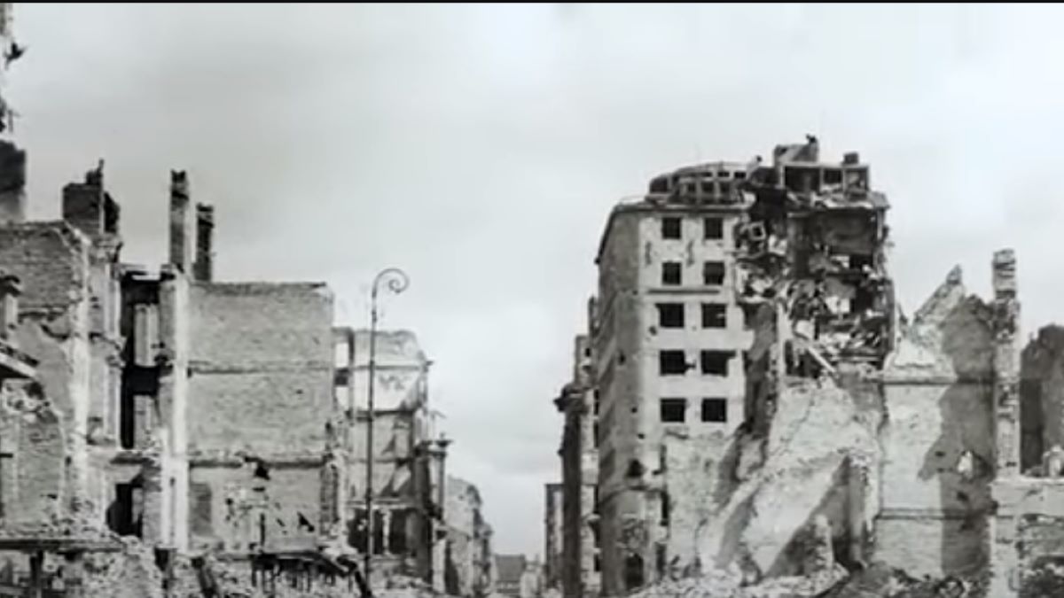 zniszczona Warszawa Mordercy ze wschodu i zachodu. Warszawa 17 stycznia 1945