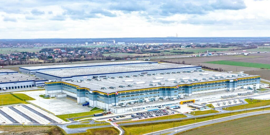 Jeff Bezos wyprzedaje akcje, centrum logistyczne Amazon Polska