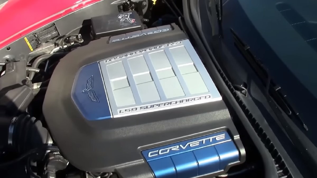 Chevrolet Corvette C6 - widok na silnik LS9, na pokrywie niebieski napis Corvette