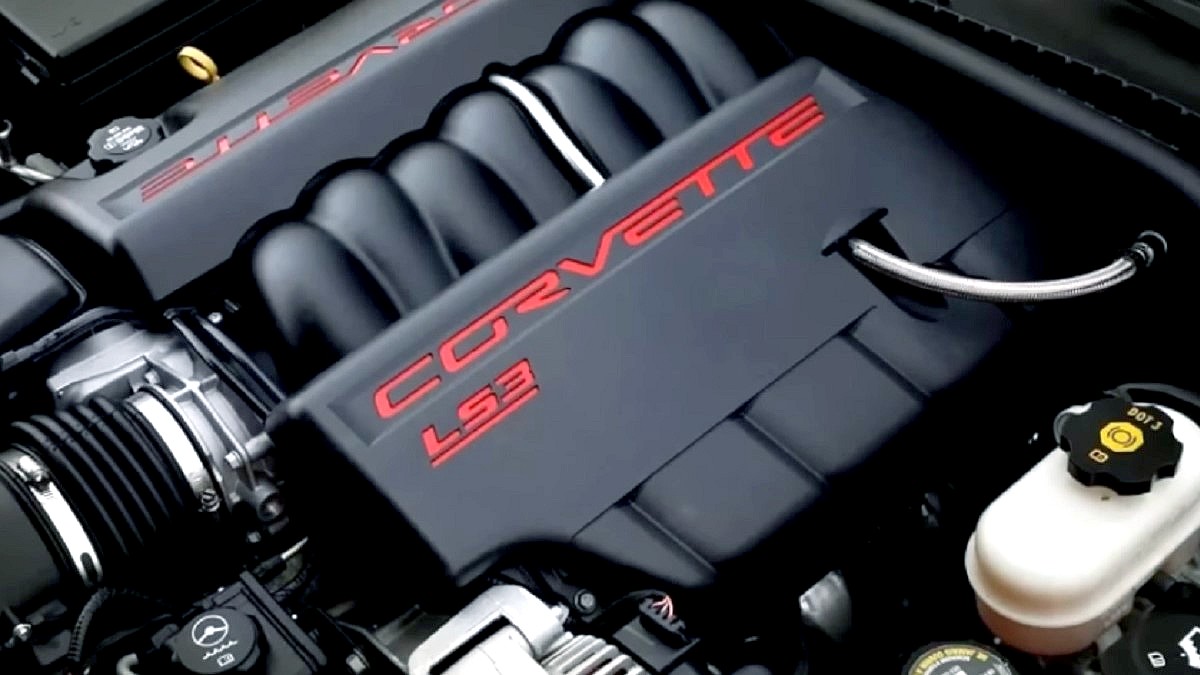 Chevrolet Corvette C6 - widok silnika, na matowo-czarnej pokrywie widać czerwony napis Corvette LS3