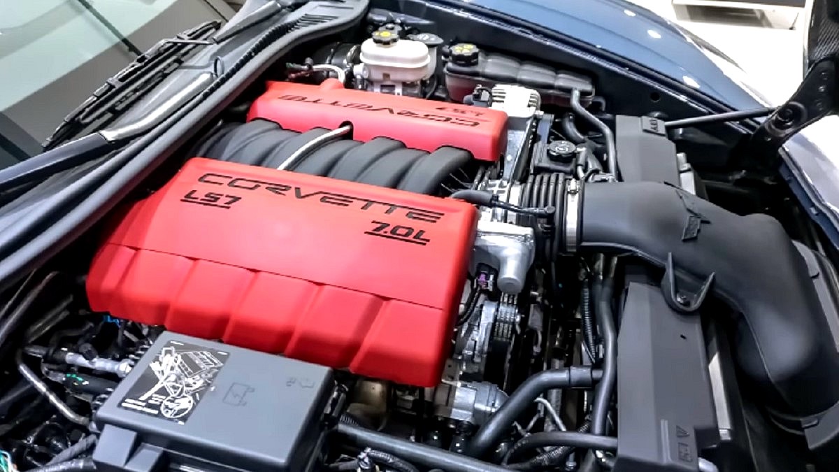 Chevrolet Corvette C6 - widok silnika z czerwoną pokrywą a na niej czarny napis Corvette LS7