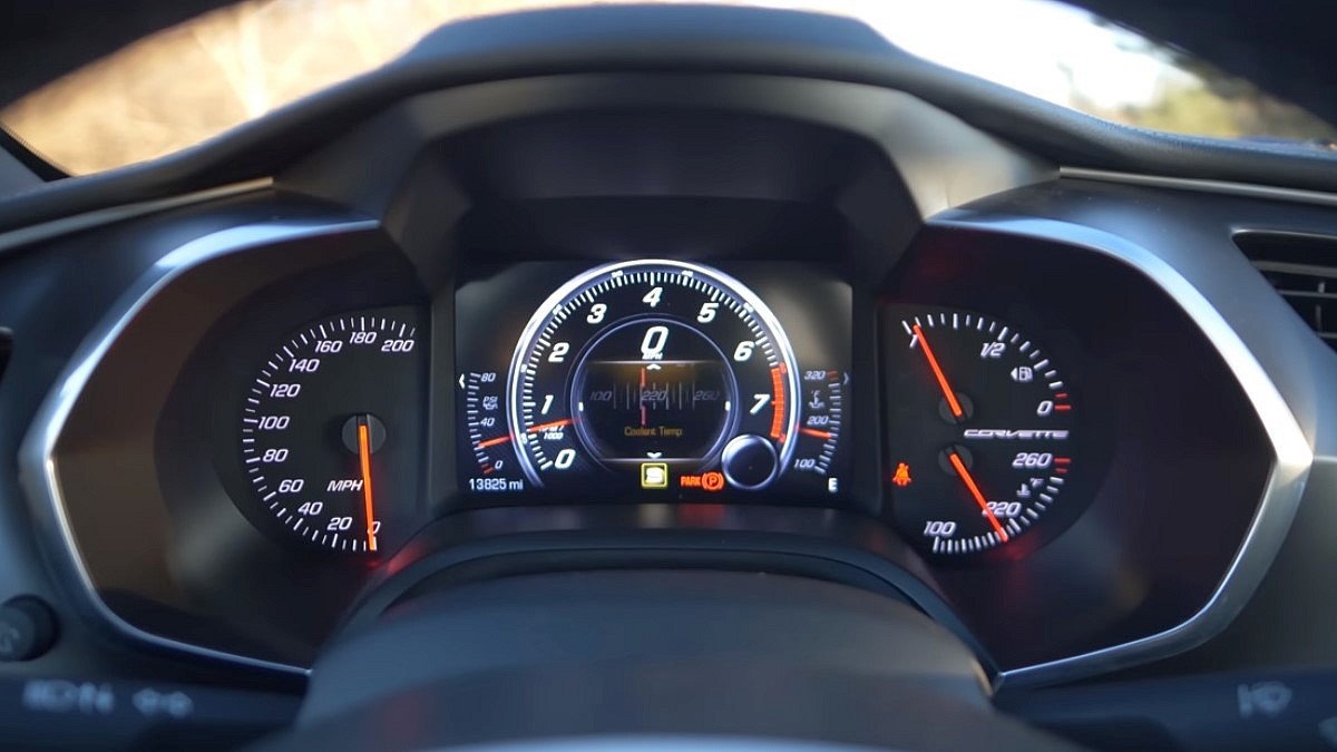 Chevrolet Corvette C7 - widok kolorowego wyświetlacza kierowcy. Na displayu widoczne wyobrażenie klasycznych zegarów wskazówkowych.