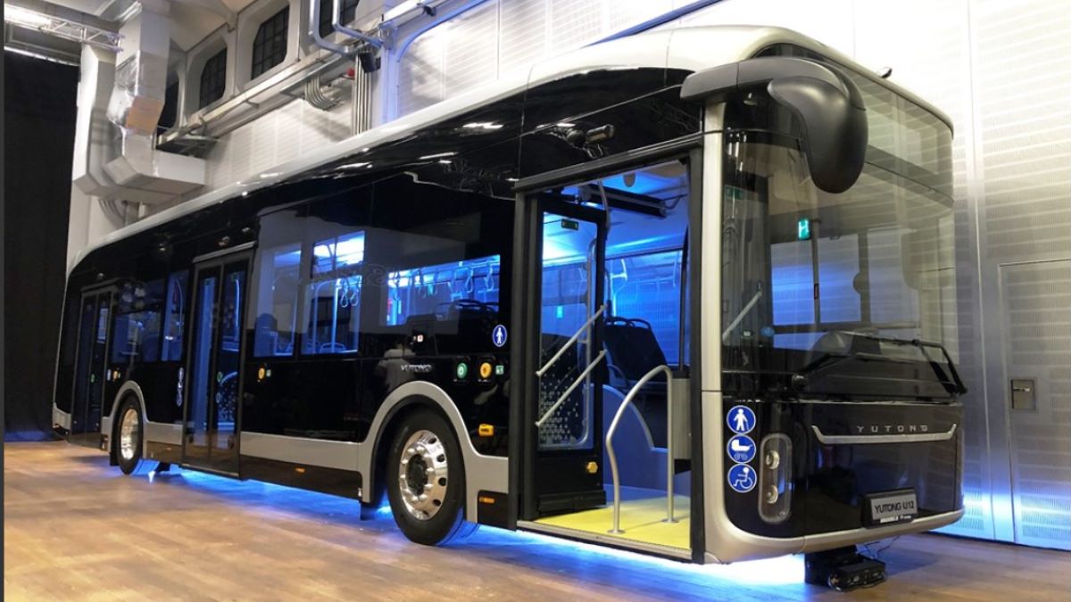 Chiński autobus U12 dostarcza firma Busnex. Chińskie autobusy Yutong na ulicach Warszawy