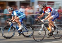Na zdjęciu są kolarze. Kolarski kalendarz wyścigów w sezonie 2024.