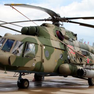 Kolejne morderstwo - na zdjęciu ogromny śmigłowiec rosyjski Mi-8 podczas wystawy militarnej. Kadłub w zielono-brązowych barwach maskujących, nd kadłubem cztero-płatowy wirnik.