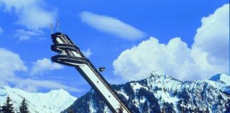 Na zdjęciu jest zjazd skoczni mamuciej w oberstdorf. Loty narciarskie Oberstdorf Puchar Świata.