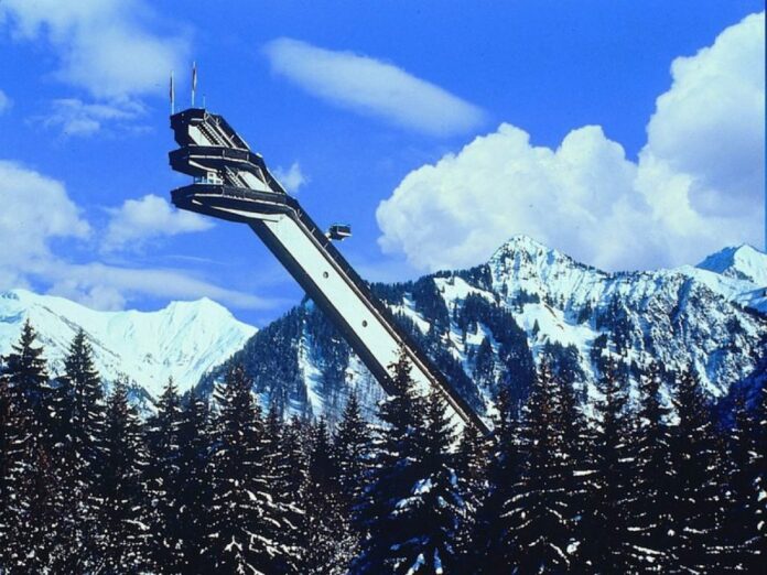 Na zdjęciu jest zjazd skoczni mamuciej w oberstdorf. Loty narciarskie Oberstdorf Puchar Świata.