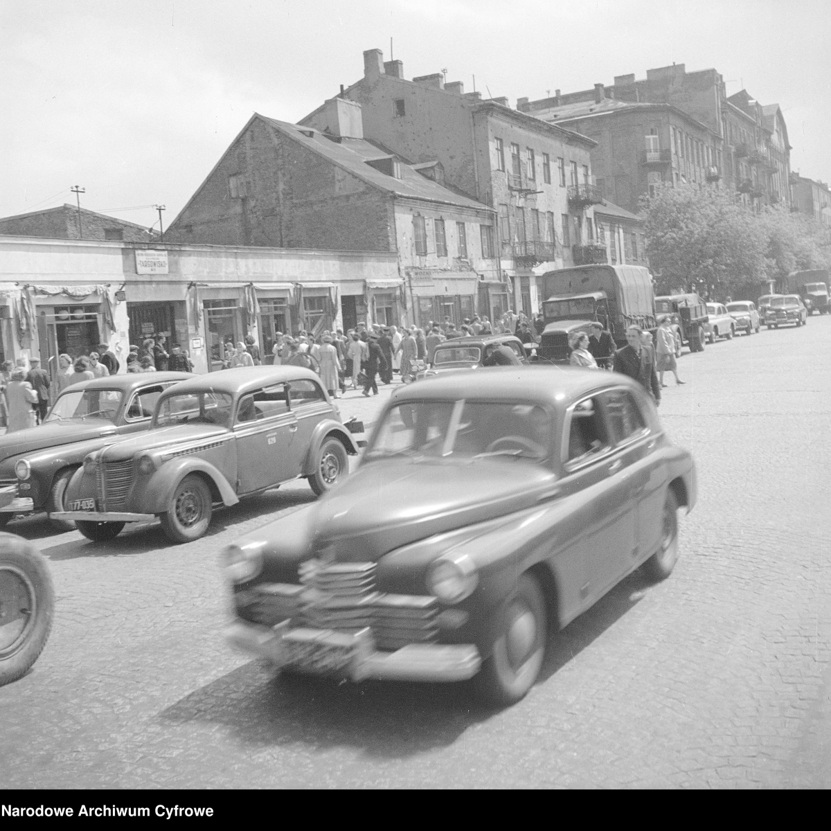 Mały festiwal Praskich opowiadaczy - Zabudowa po parzystej stronie ulicy na wysokości bazaru Różyckiego 1957. foto Zbyszko Siemaszko