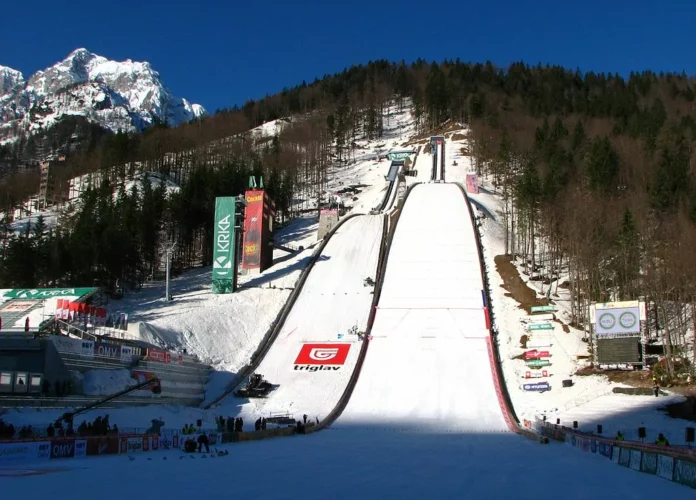 Na zdjęciu jest kompleks dwóch skoczni narciarskich. Mistrzostwa Świata Juniorów w skokach narciarskich.