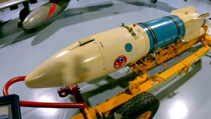 Pocisk nuklearny - wyeksponowana w muzeum w USA rakieta powietrze-powietrze, leżąca na wózku transportowym. Około dwumetrowy pocisk pomalowany na beżowo z niebieskimi dodatkami.
