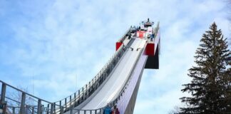 Na zdjęciu jest rozbieg skoczni mamuciej w oberstdorfie. Puchar Świata w lotach narciarskich Oberstdorf.