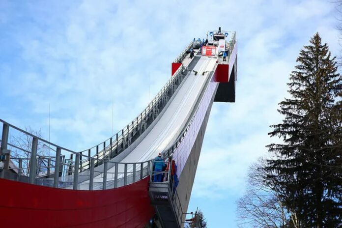 Na zdjęciu jest rozbieg skoczni mamuciej w oberstdorfie. Puchar Świata w lotach narciarskich Oberstdorf.