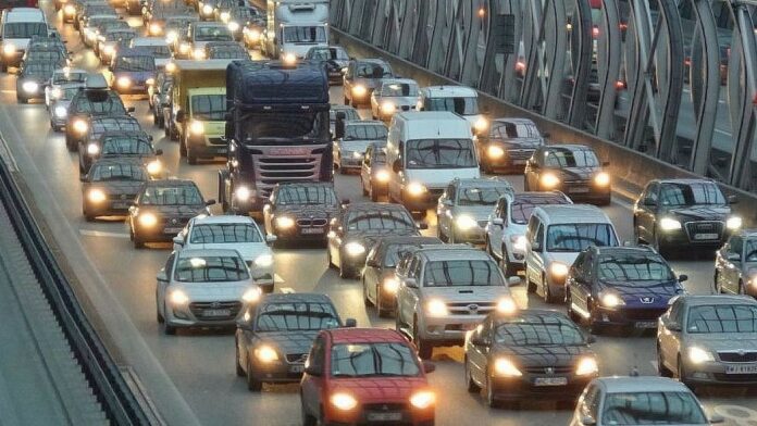 Rząd zdecydował się na wprowadzenie nowych podatków dla kierowców. Zakorkowana ulica. Foto TVP3 Warszawa