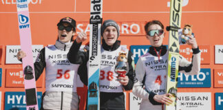 Na zdjęciu skoczkowie podczas dekoracji po drugim konkursie w skokach narciarskich w Sapporo. Skoki narciarskie PŚ w Sapporo.
