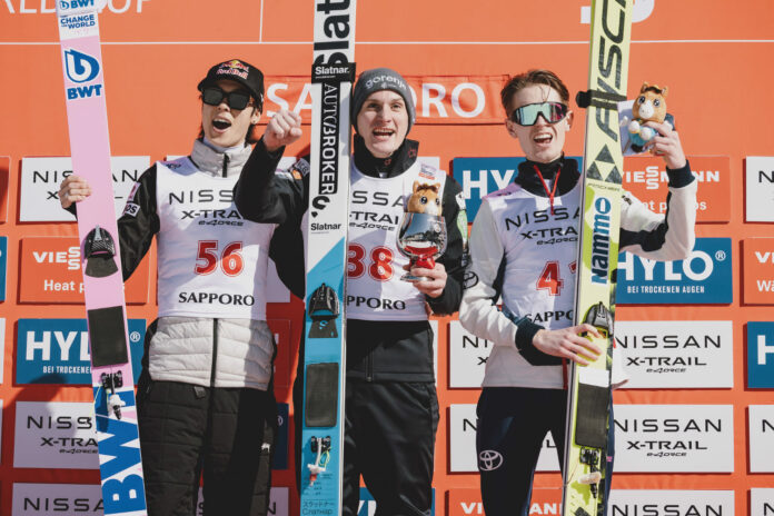 Na zdjęciu skoczkowie podczas dekoracji po drugim konkursie w skokach narciarskich w Sapporo. Skoki narciarskie PŚ w Sapporo.