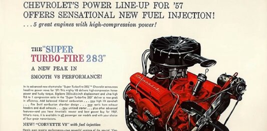 Small Block - reklama z połowy lat 50-tych XX wieku. Na żółtawym tle po prawej stronie, kolorowy rysunek czerwonego silnika z czarnymi elementami osprzętu. Po lewej opis rewolucyjnej konstrukcji.