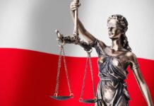 Zaostrzenie kar dla gwałcicieli - metalowa figurka Temidy, trzymającej w wyciągniętej prawej ręce wagę, stoi na tle biało-czerwonych barw Polski.