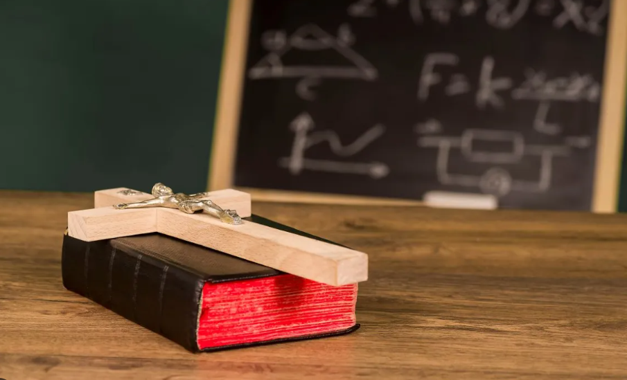 Religia w szkołach. Walka o równowagę między nauką a wiarą.