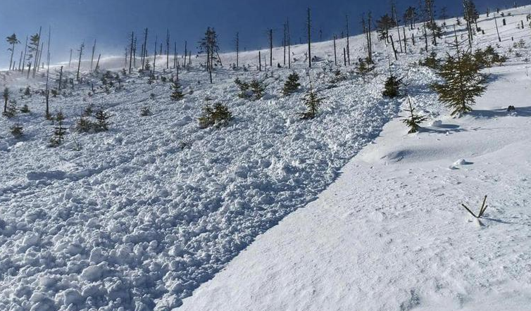 Trudne warunki w Beskidach – śliskie szlaki i zagrożenie lawinowe