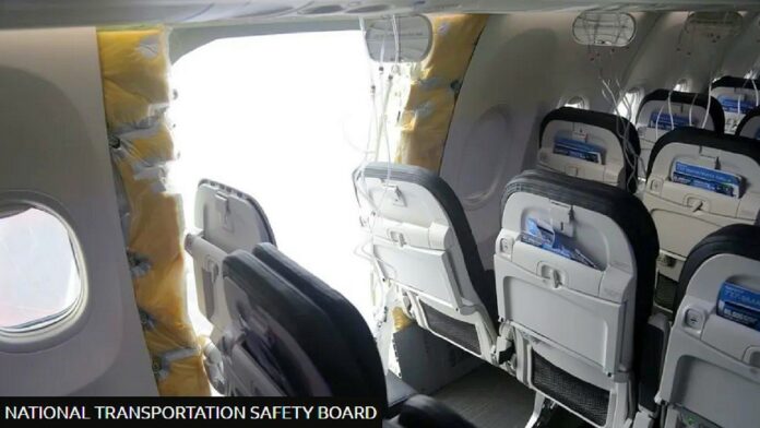 dekompresja Boeinga 737 Max - wnętrze samolotu z widoczną wielką dziurą w kadłubie przy samych fotelach pasażerów.