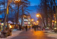 mniej turystów w Zakopanem, zimowe Krupówki wieczorem