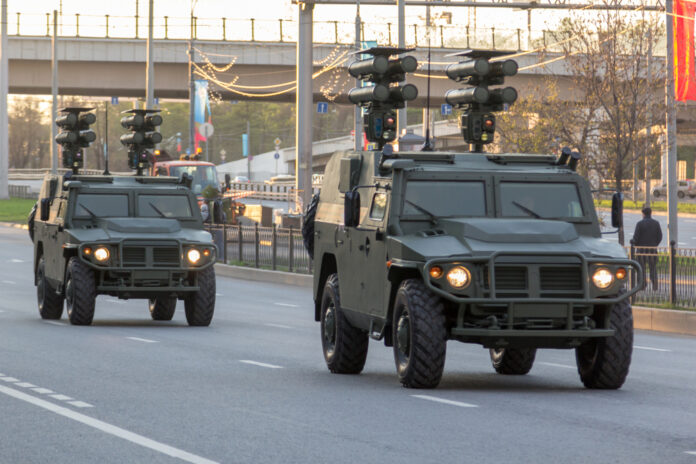 pojazdy wojskowe na drogach, 2 pojazdy wojskowe jadące ulicą