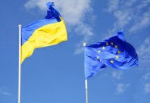 pomoc dla Ukraińców, powiewające flagi Ukrainy i Unii Europejskiej