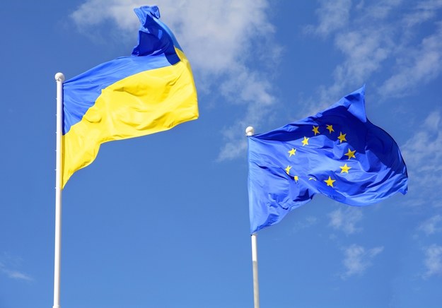 pomoc dla Ukraińców, powiewające flagi Ukrainy i Unii Europejskiej