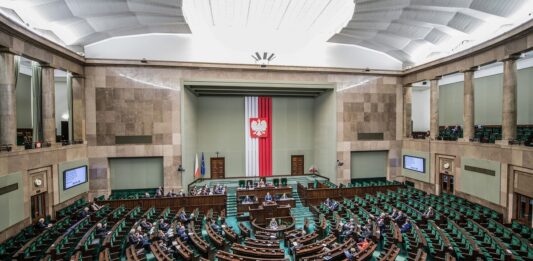Podwyżki Cen Alkoholu w Sejmie. Pijani Posłowie Tworzą Ustawy czy ustawki? Dobre wiadomości! Transparentność zwyciężyła, a ceny alkoholu w Sejmie idą w górę! 🎉 To świetny krok w stronę odpowiedzialności i lepszego budżetu. Koniec z najtańszymi drinkami w stolicy dla polityków! Marszałek Hołownia wprowadza też większy nadzór. Czy Sejm będzie wreszcie wolny od burd? Przeczytaj, co nas czeka i jak rośnie optymizm wokół Wiejskiej! Wierzymy w pozytywne zmiany!