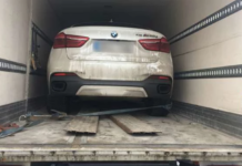 rozbicie gangu złodziei samochodów, białe BMW w kontenerze