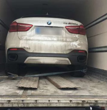 międzynarodowy gang złodziei samochodów - białe BMW w kontenerze