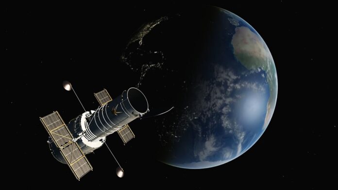 satelita ERS-2 - unosząca się w kosmosie niebiesko-zielona planeta Ziemia, a na jej tle krąży satelita obserwacyjny - wielka tuba z dwoma prostokątnymi antenami po bokach.