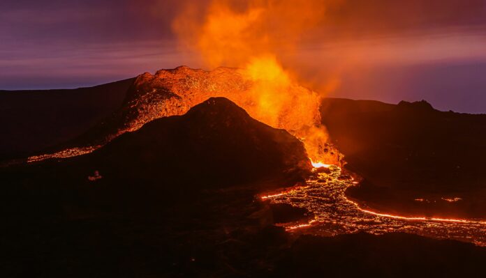 wybuch wulkanu na Islandii, Krater wulkanu fagradalsfjall, wybuchy i płynąca lawa