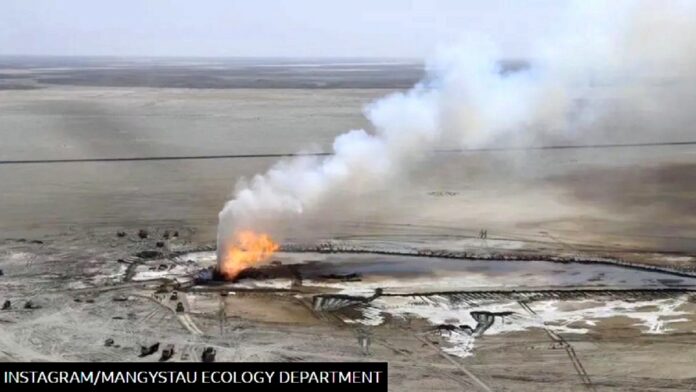 wyciek metanu - z otworu w ziemi wydobywa się wielki płomień, a nad nim gigantyczny pióropusz dymu. Wokół pustkowie.