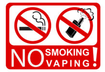 zakaz sprzedaży e-papierosów jednorazowych, biało-czerwona tablica z napisem NO SMOKING - NO VAPING oraz obrazkowymi zakazami palenia tytoniu i e-papierosów