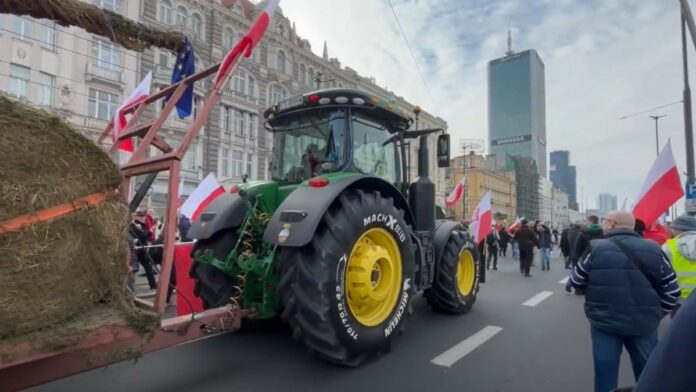 Czy to jedyny traktor na ulicach Warszawy. Protest rolników w Warszawie trwa