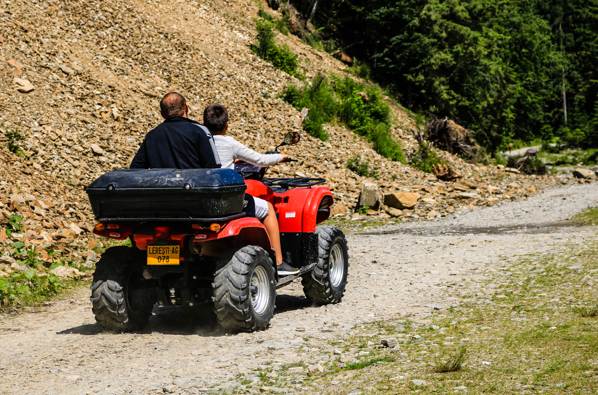 9-latka za kierownicą, pijany ojciec jako pasażer…
