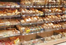 Donald Tusk rekomenduje wzrost VAT-u na żywność do 5 procent - półka z pieczywem