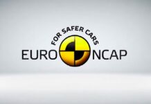Euro NCAP - na szarym tle centralnie umieszczono logo europejskiej organizacji. Po środku znajduje się żółte koło, podzielone w pionie i poziomie, czarnymi liniami. Lewa górna i prawa dolna ćwiartka częściowo zaczernione. Po lewej czarny napis EURO, po prawej NCAP. Powyżej półkoliście ułożony napis For Safer Cars.